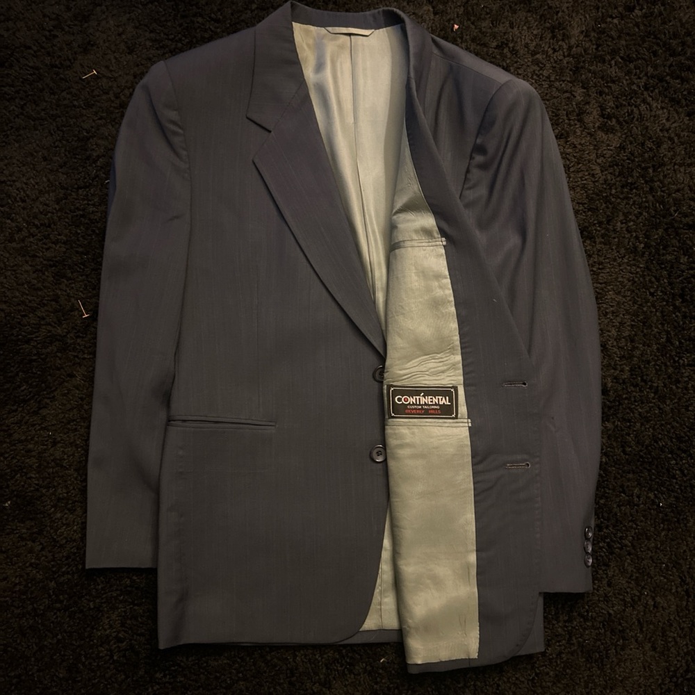 Different Suits - Picture 3 of 10